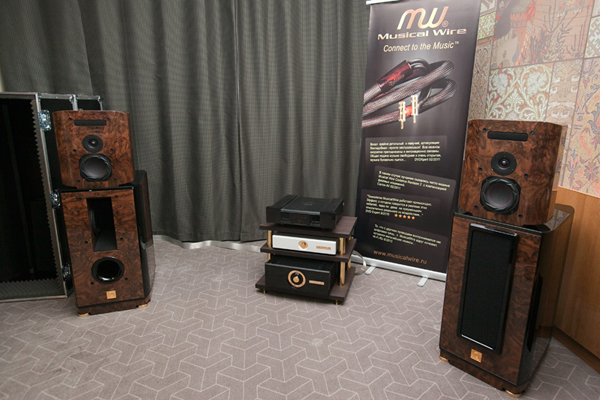 Выставка Moscow Hi-End Show 2012. Onda Ligera, комната 231